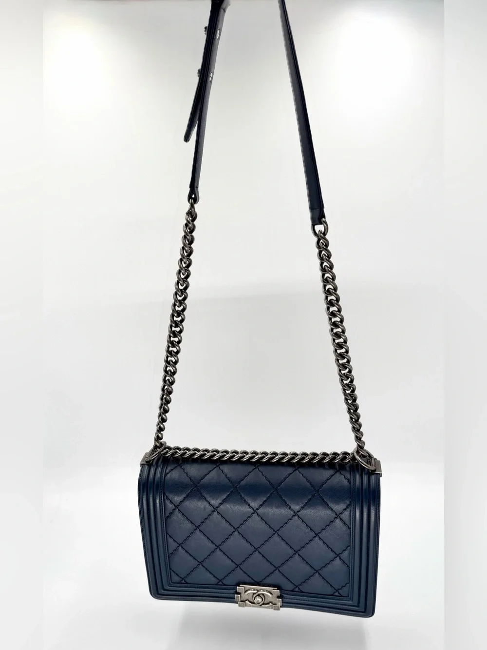 💙CHANEL Navy Quilted Medium Boy Bag 💙